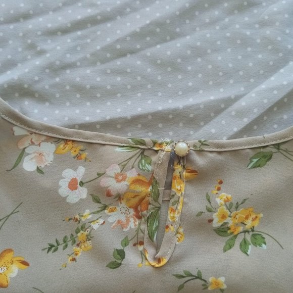 Women's Tan blouse with flowers size M - Picture 2 of 9